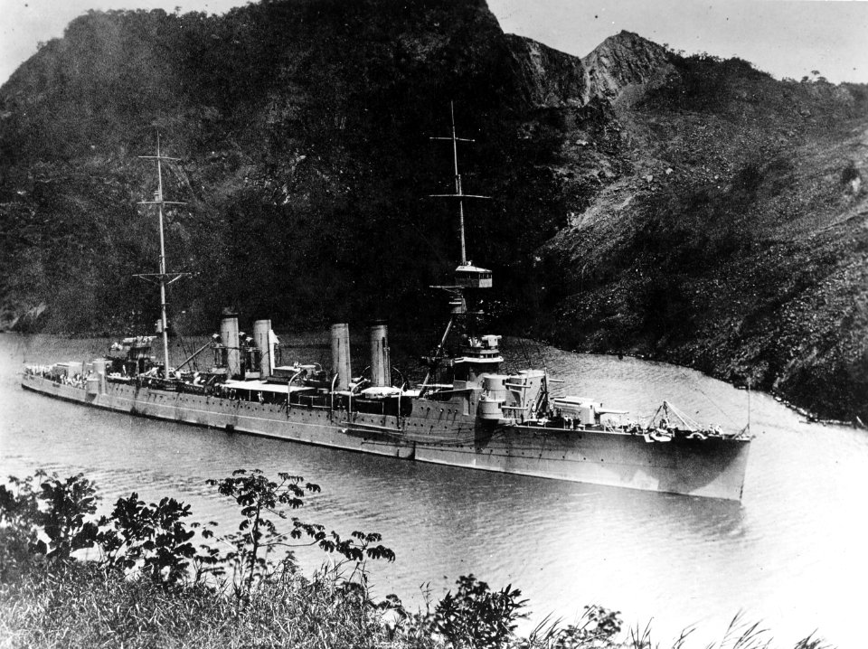 USS Richmond (CL-9) on the Pnanama Canal in February 1925