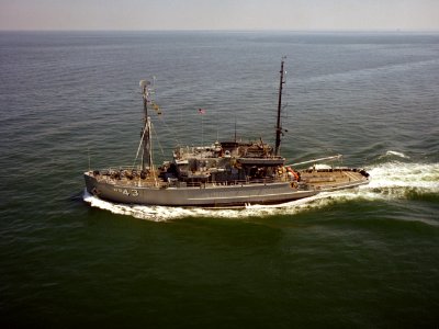 USS Recovery (ARS-43) underway on 1 June 1982 (6419434)
