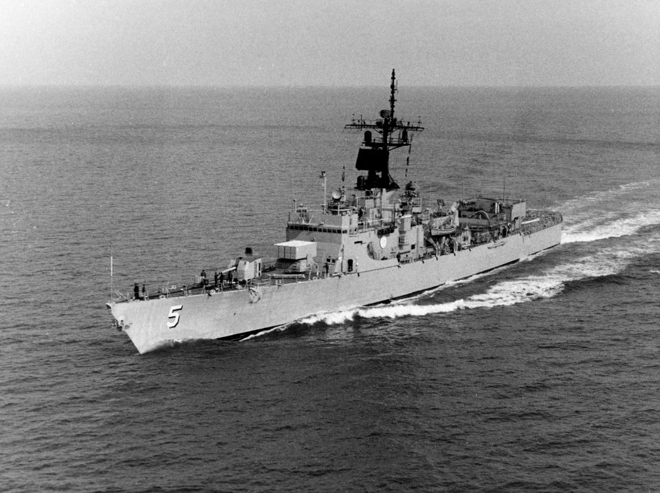 USS Richard L. Page (FFG-5) underway off Hampton Roads 7 June 1976 (NH 107577)