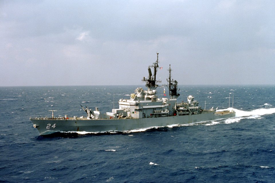 USS Reeves (CG-24) underway at sea on 15 October 1984 (6396505)