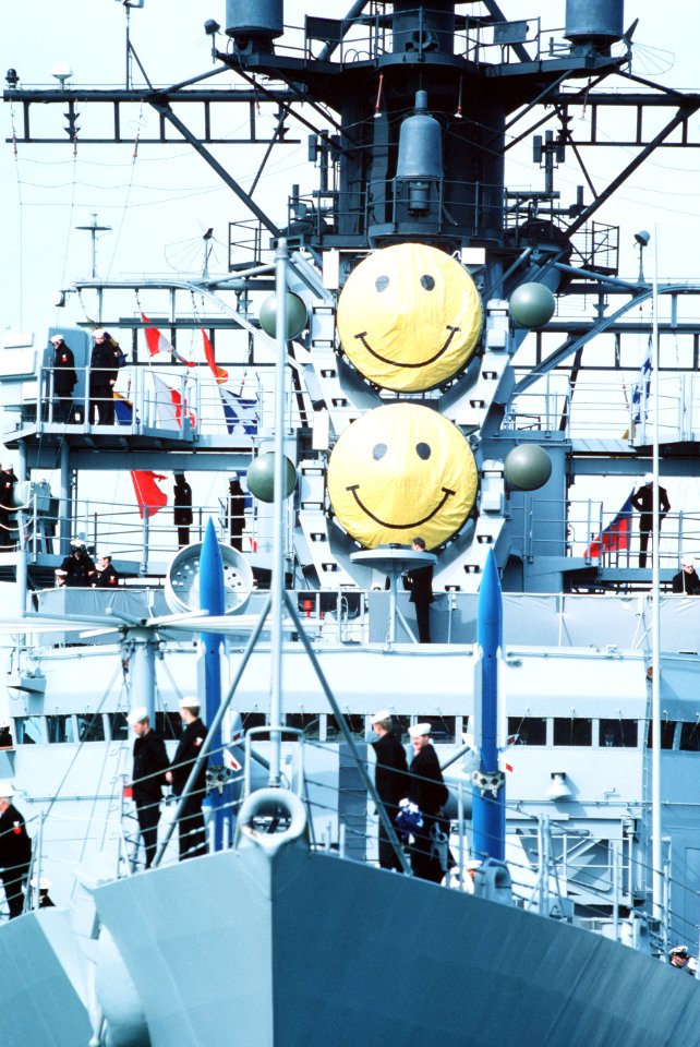USS Reeves (CG-24) at Qingdao, China, on 5 November 1986 (6421463)