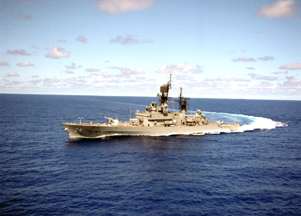 USS Reeves (CG-24) executing a high speed turn on 27 November 1991