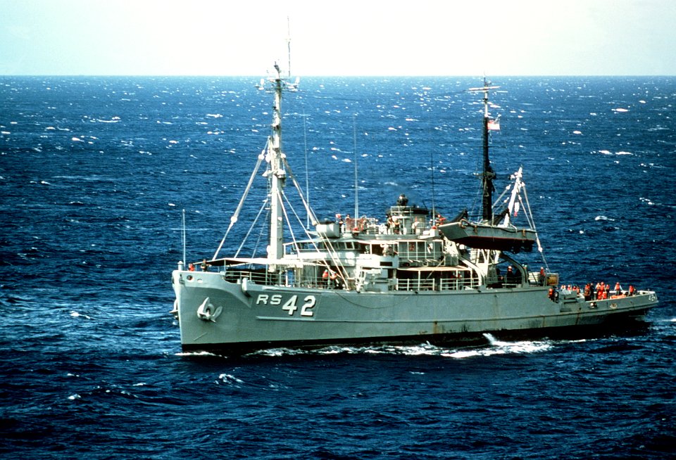 USS Reclaimer (ARS-42) underway off the Philippines on 14 September 1990 (6458125)