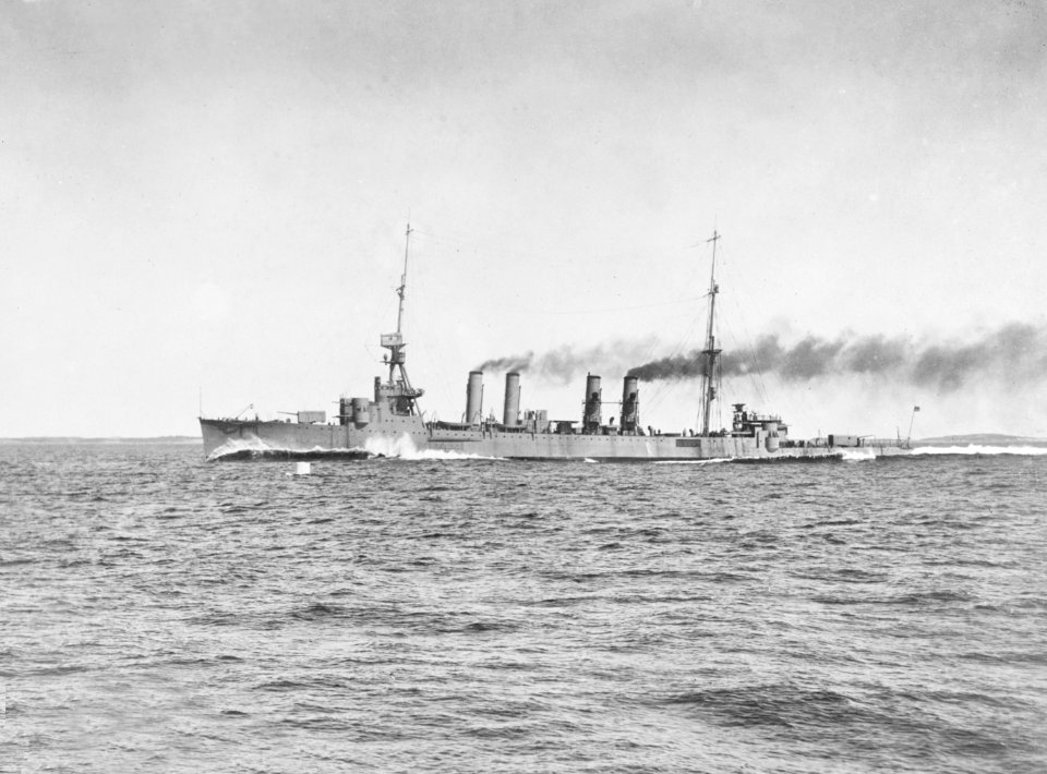 USS Richmond (CL-9) underway during trials on 11 May 1923 (NH 108340)