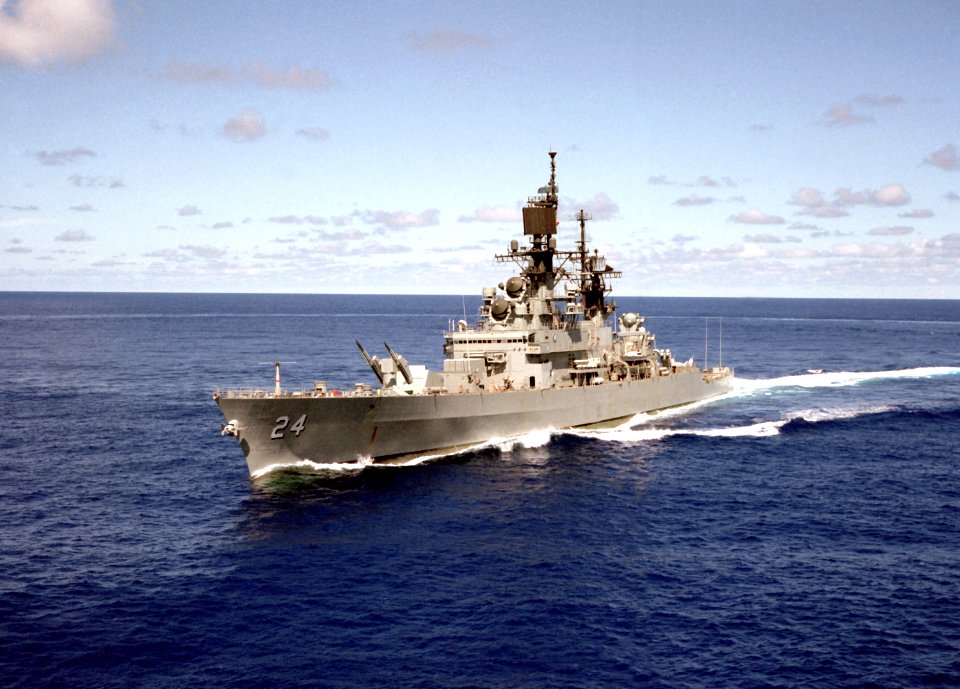 USS Reeves (CG-24) underway in the Pacific Ocean, 27 November 1991 (6475756)