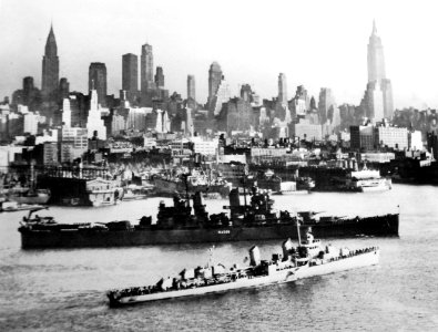 USS Renshaw (DD-499) and USS Macon (CA-132) during the fleet review at New York City (USA), 27 October 1945 (Lot 10625-16)