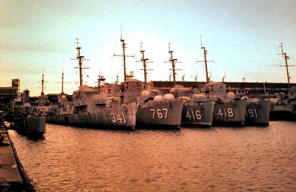 USS Raymond (DE-341), USS Oswald (DE-767), USS Melvin R. Nawman (DE-416), USS Tabberer (DE-418) and USS Coffman (DE-191) laid up at the Philadelphia Naval Shipyard, Pennsylvania (USA), circa i