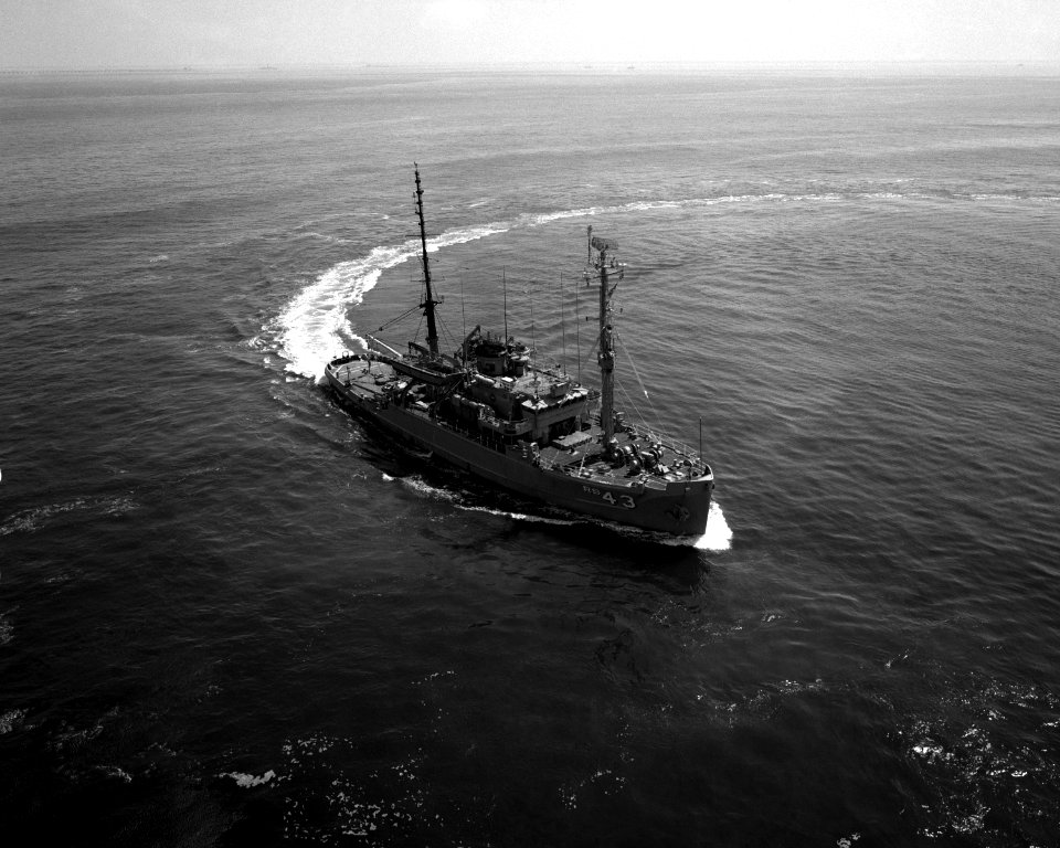 USS Recovery (ARS-43) underway on 1 June 1982 (6420666)