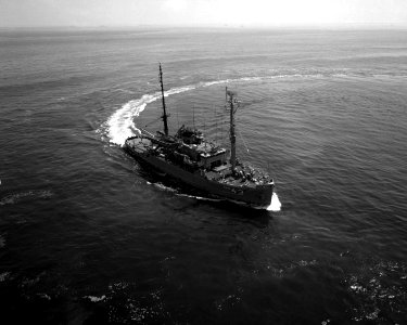 USS Recovery (ARS-43) underway on 1 June 1982 (6420666)