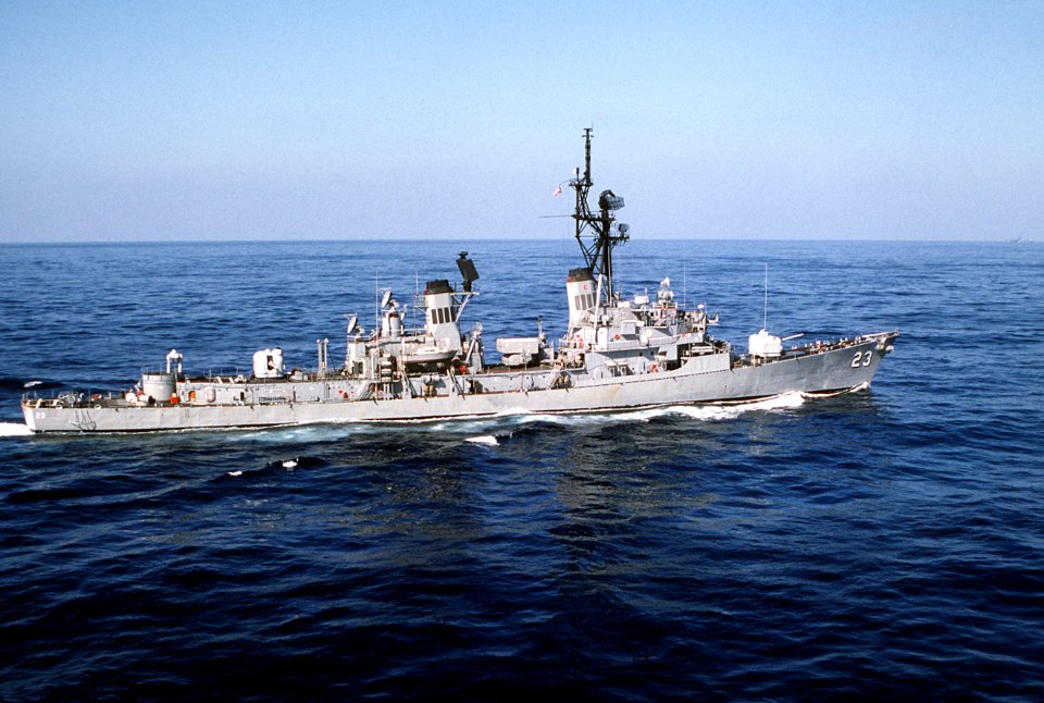 USS Richard E. Byrd (DDG-23) underway off the coast of Lebanon on 5 February 1987 (6422424)