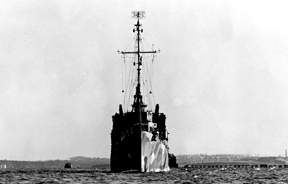 USS Rednour (APD-102) underway off Boston, Massachussets (USA), circa in early 1945 (BS 86502)