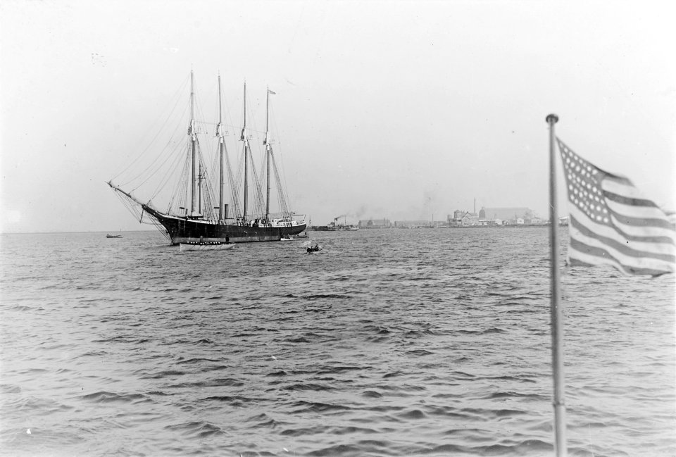 USS Robert H. McCurdy - NH 22