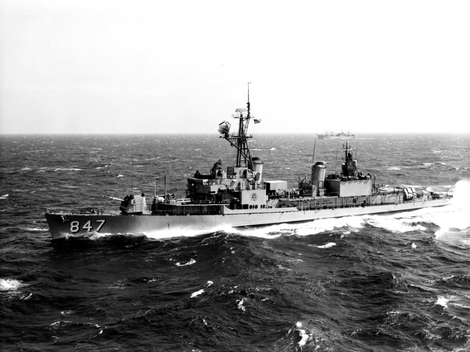 USS Robert L. Wilson (DD-847) underway in the Mediterranean Sea on 12 September 1964 (NH 107111)