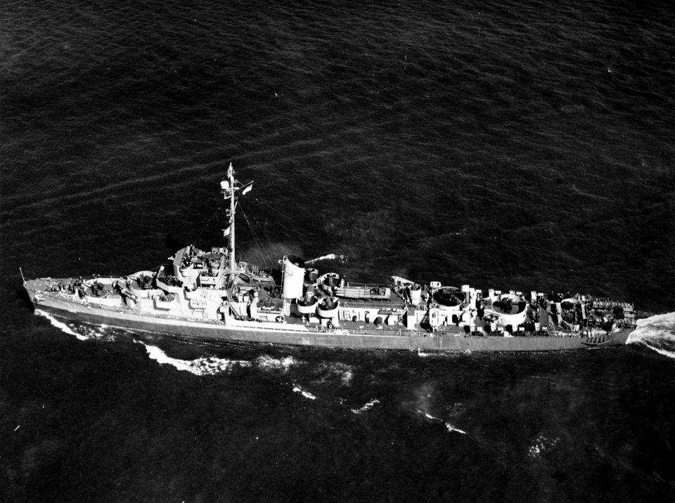 USS Robert E. Peary (DE-132) underway off New York City (USA) on 25 March 1944 (19-N-63081)
