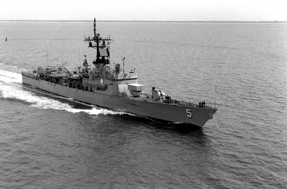 USS Richard L. Page (FFG-5) underway off Hampton Roads, 7 June 1976