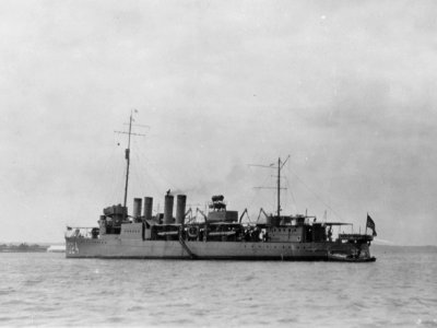 USS Robert Smith (DD-324) at anchor, in the 1920s (NH 108348)