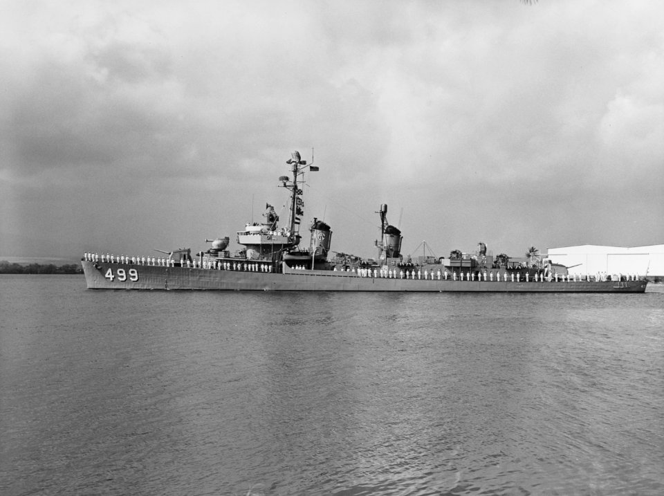 USS Renshaw (DD-499) underway, circa in 1960 (NH 108330)