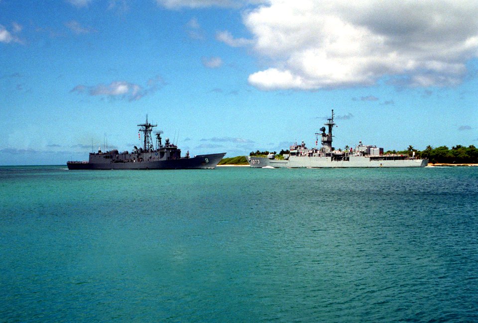 USS Robert E. Peary (FF-1073) and USS Wadsworth (FFG-9) at Pearl Harbor in 1991