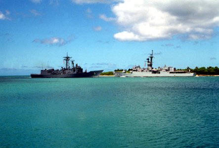 USS Robert E. Peary (FF-1073) and USS Wadsworth (FFG-9) at Pearl Harbor in 1991