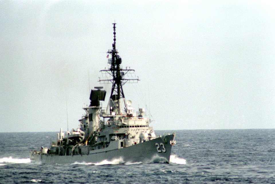 USS Richard E. Byrd (DDG-23) underway in the Atlantic Ocean on 1 November 1984 (6405118)