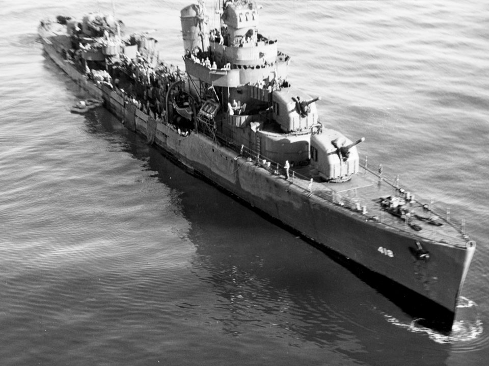 USS Roe (DD-418) rescues USAAF crewmen in the Pacific on 14 December 1944