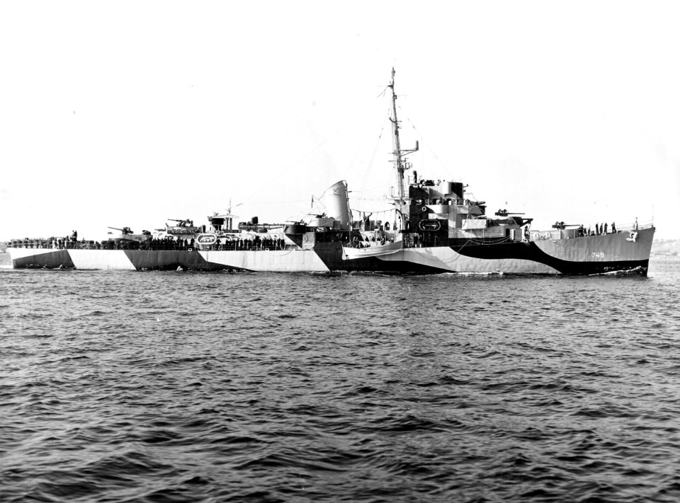 USS Roberts (DE-749) underway on 28 September 1944 (NH 107524)