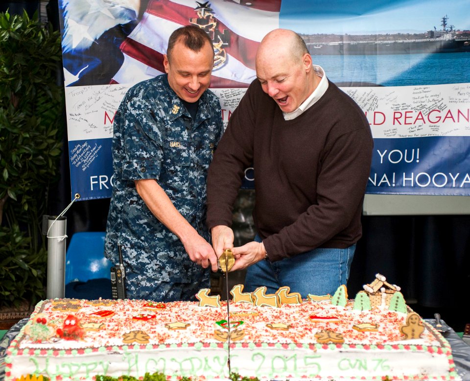 USS Ronald Reagan (CVN 76) operations 151225-N-ZZ999-103