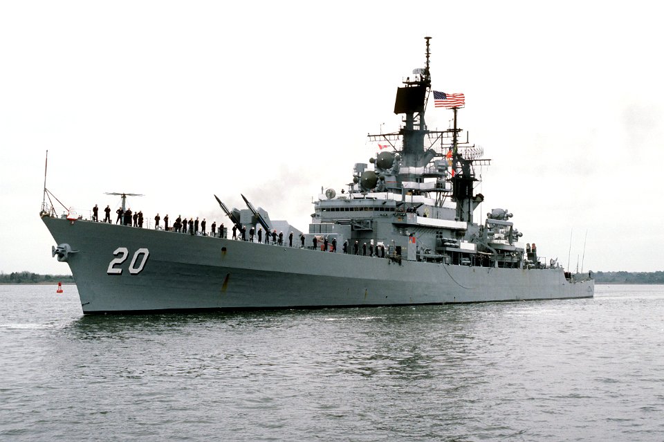 USS Richmond K. Turner (CG-20) returning to Charleston, South Carolina (USA), on 22 March 1988 (6433571)