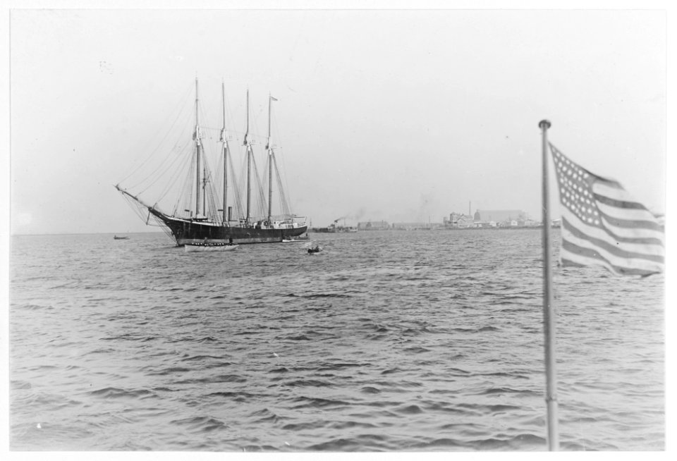 USS Robert H. McCurdy - NH 22