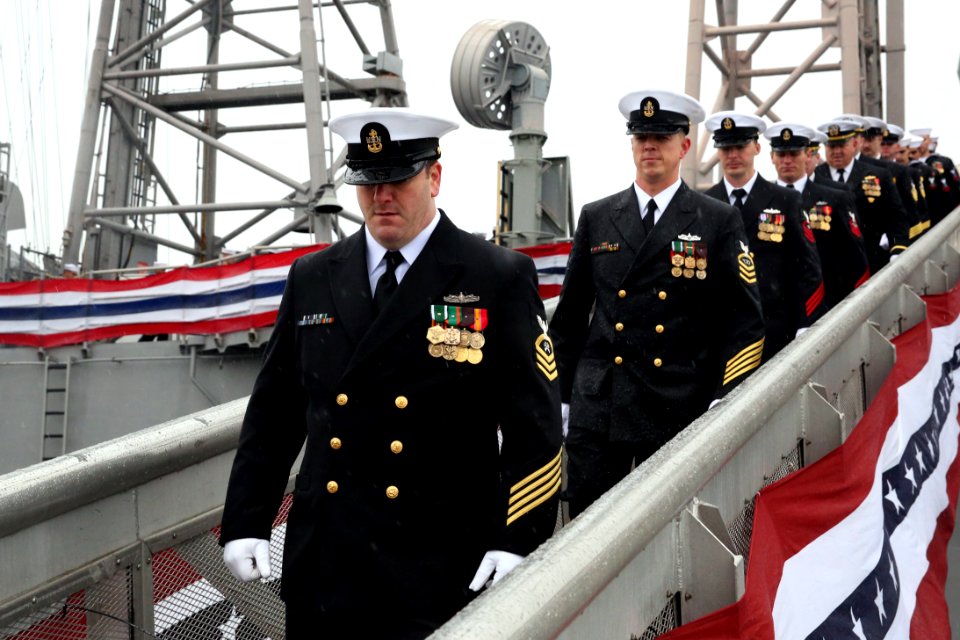 USS Rodney M. Davis decommissioning 150123-N-DC740-034