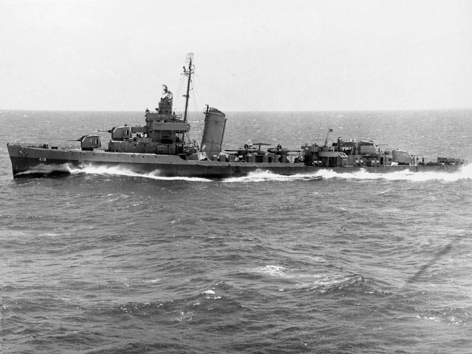 USS Roe (DD-418) underway c1943