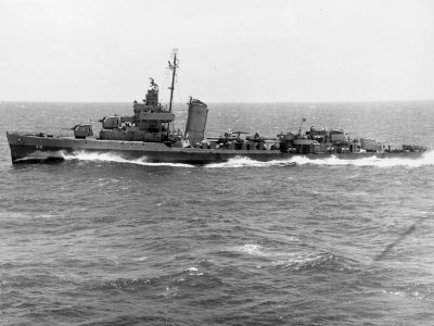 USS Roe (DD-418) underway c1943
