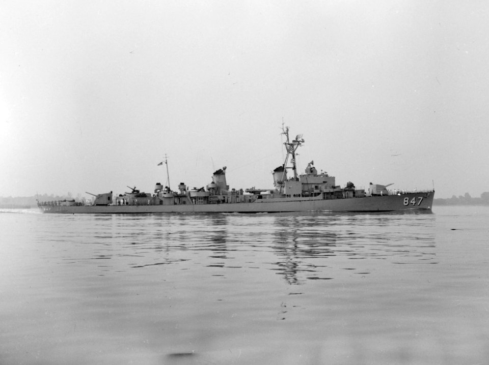 USS Robert L. Wilson (DDE-847) underway c1950