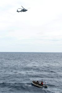 USS Rodney M. Davis conducts VBSS exercise 141021-N-TW634-075