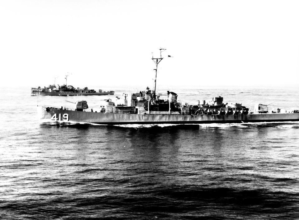 USS Robert F. Keller (DE-419) underway in the Atlantic Ocean USS Thaddeus Parker (DE-369) and USS Albert T. Harris (DE-447) on 12 May 1962 (NH 95914)