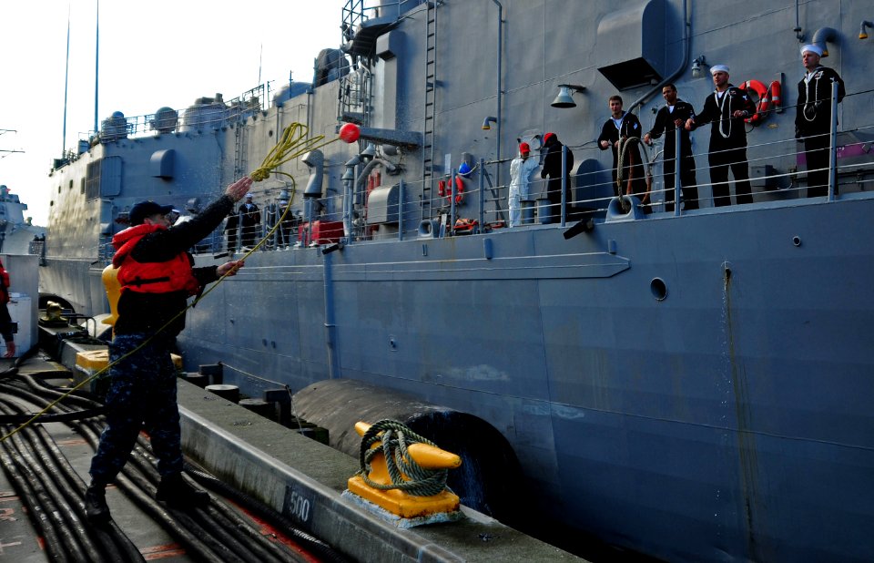 USS Rodney M. Davis returns from final deployment 141219-N-MM360-196