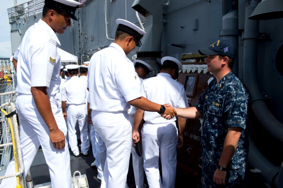 USS Rodney M. Davis operations 141110-N-TW634-322