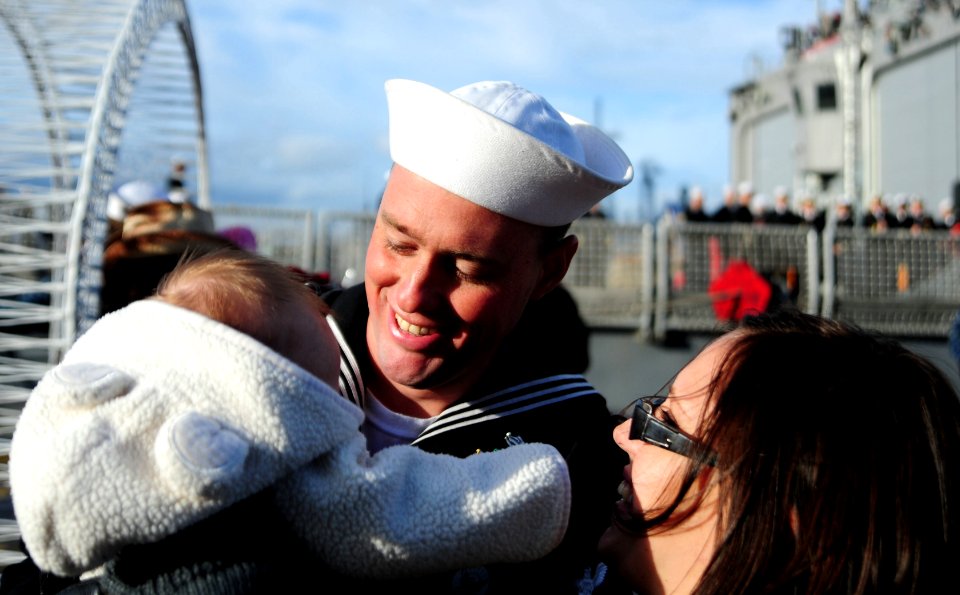 USS Rodney M. Davis returns from final deployment 141219-N-MM360-221