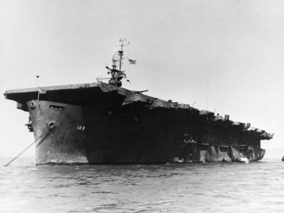 USS Roi (CVE-103) at anchor, circa in 1945 (NH 108359)