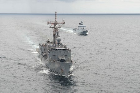 USS Rodney M. Davis participates in CARAT Brunei 2014 141112-N-TW634-241