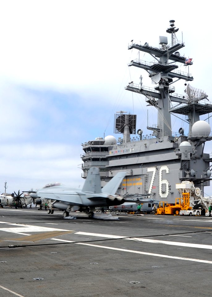 USS Ronald Reagan flight deck operations 130713-N-HT107-256