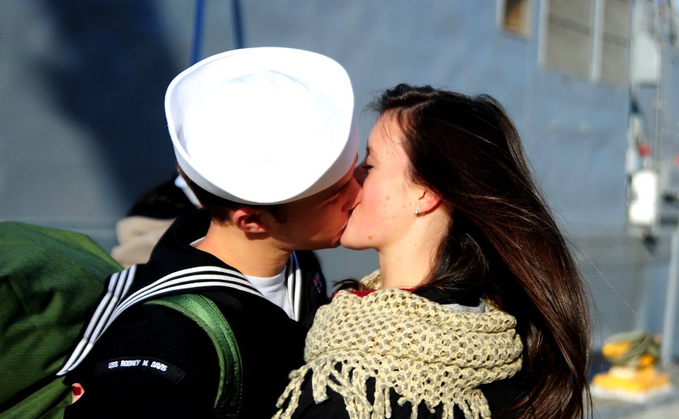 USS Rodney M. Davis returns from final deployment 141219-N-MM360-239