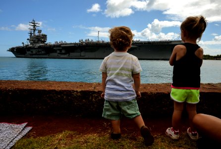 USS Ronald Reagan arrives for RIMPAC 2014 140626-N-GI544-070