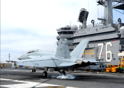USS Ronald Reagan flight deck operations 130713-N-HT107-409
