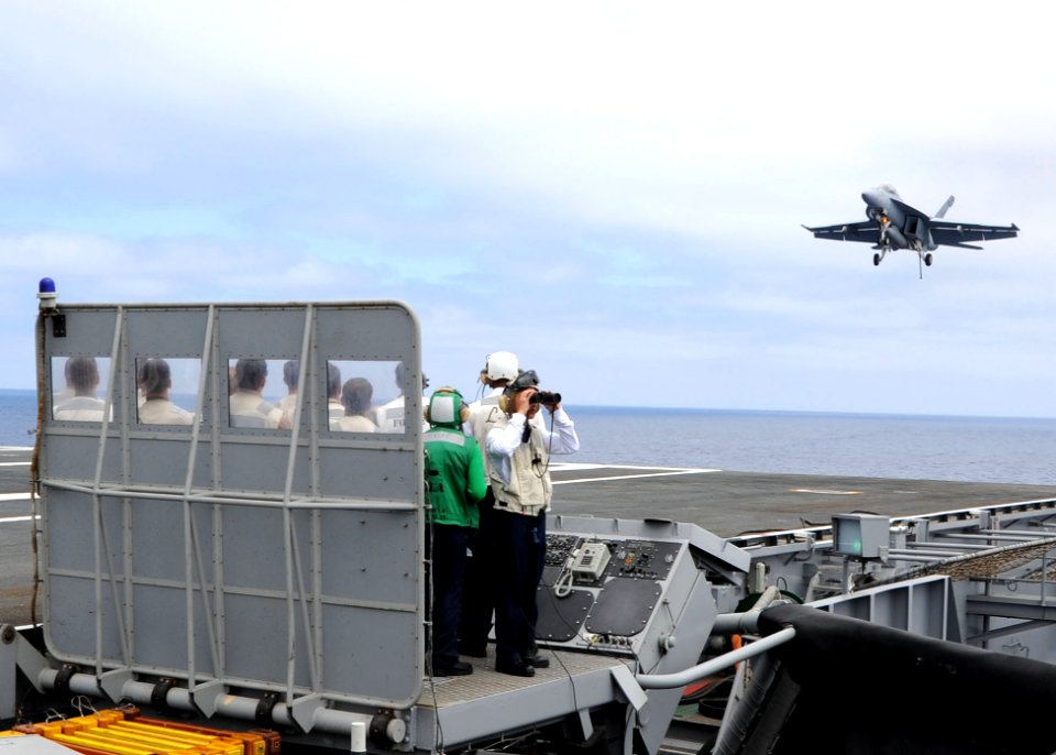 USS Ronald Reagan flight deck operations 130713-N-HT107-270