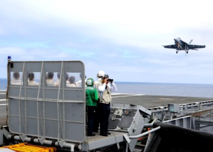 USS Ronald Reagan flight deck operations 130713-N-HT107-270