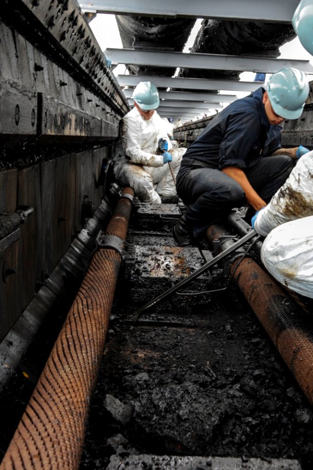 USS Ronald Reagan sailors clean catapult trench 140904-N-AC737-026