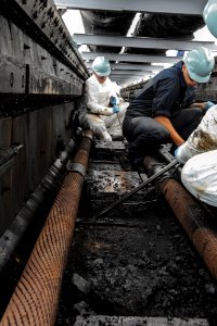 USS Ronald Reagan sailors clean catapult trench 140904-N-AC737-026