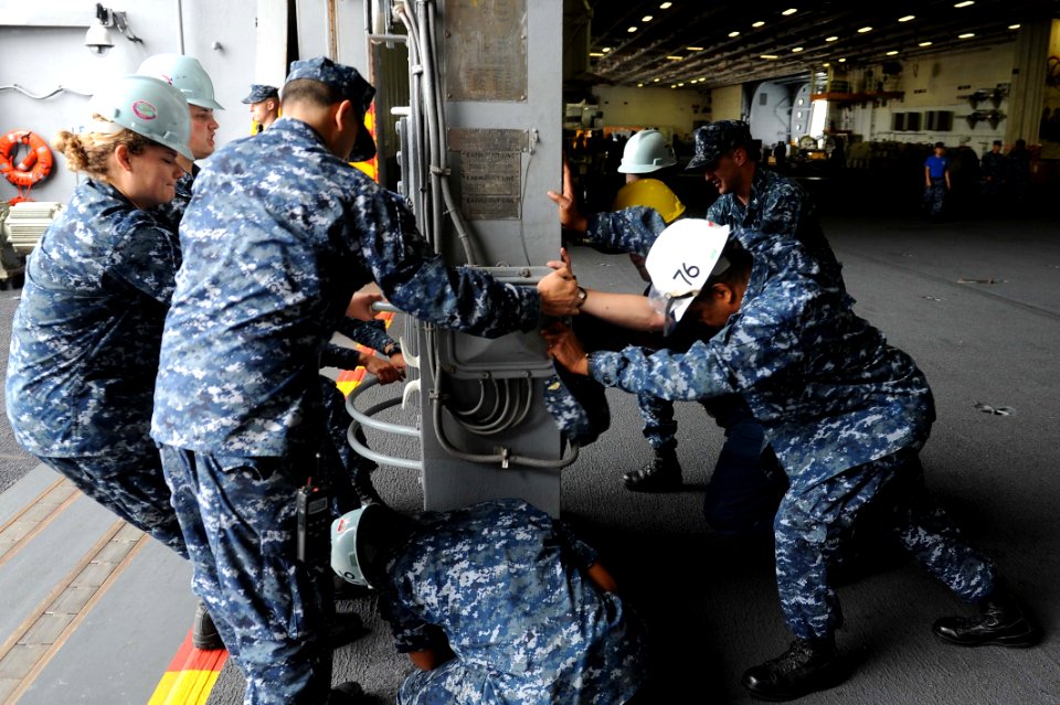 USS Ronald Reagan maintenance 130731-N-AV746-238