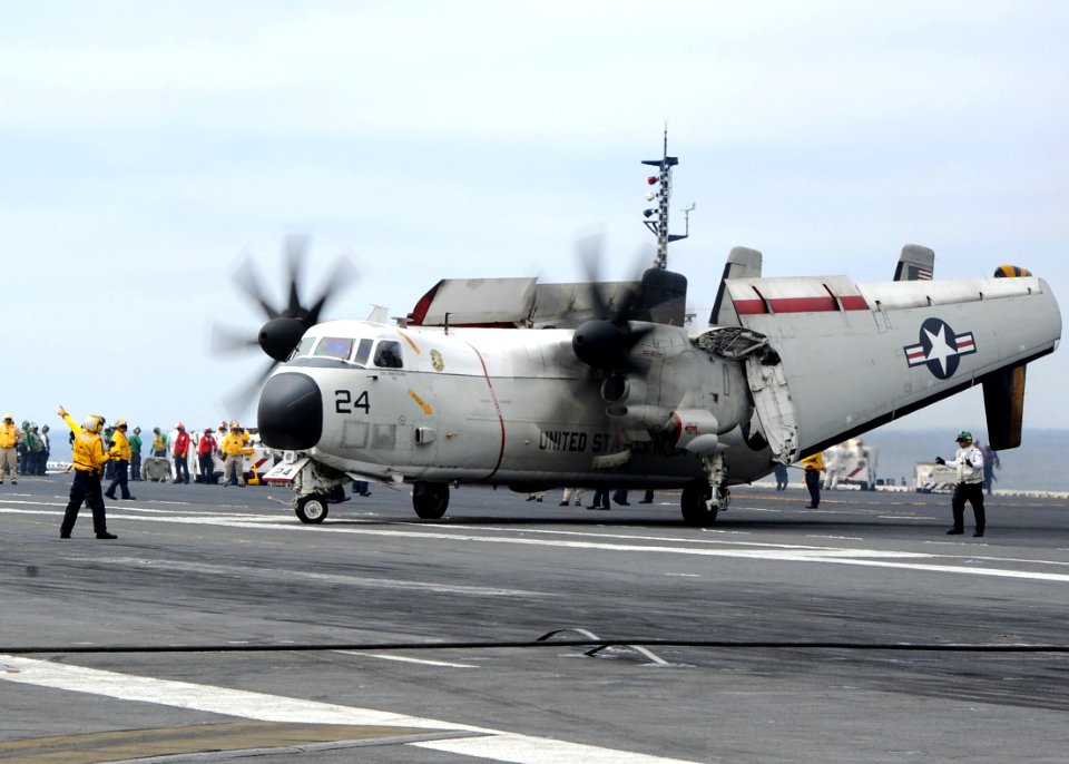 USS Ronald Reagan flight deck operations 130713-N-HT107-399
